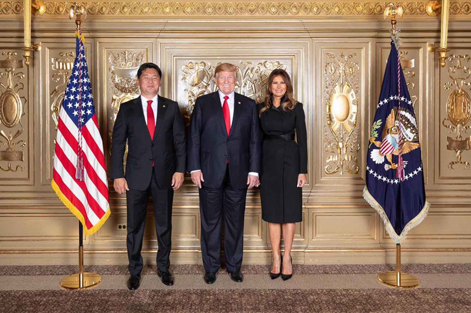 АНУ-ын Ерөнхийлөгч Дональд Трамптай Цагаан ордонд уулзахаар төлөвлөсөн ч шуурганы улмаас хойшлогдсон уулзалтаа Нью-Йоркт хийв.